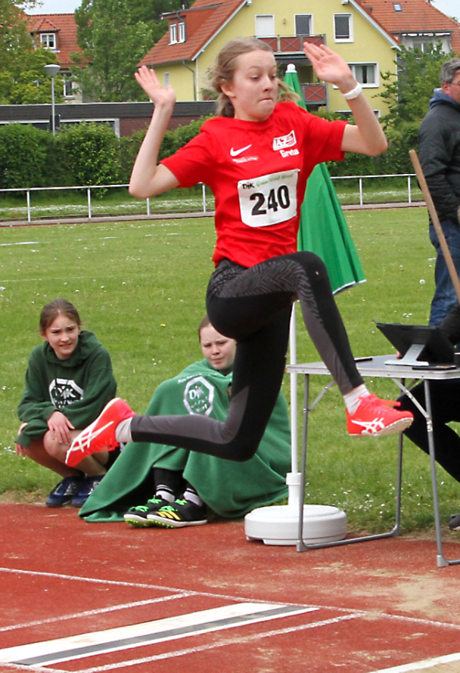 W12-Sportlerin Greta Luisa Karsten vom LAZ Soest - hier beim Weitsprung- f&uuml;hrt derzeit mit 1,48 Metern und einem Vorsprung von acht Zentimetern                                                      die Rangliste Westfalens im Hochsprung an. Foto: Reinhard