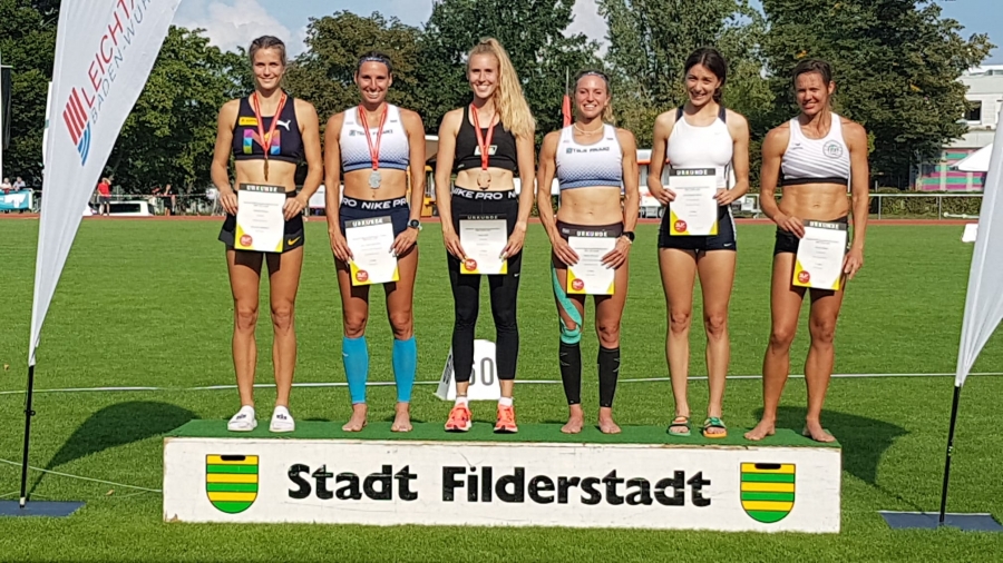 Laura Vo&szlig; (Dritte von links).