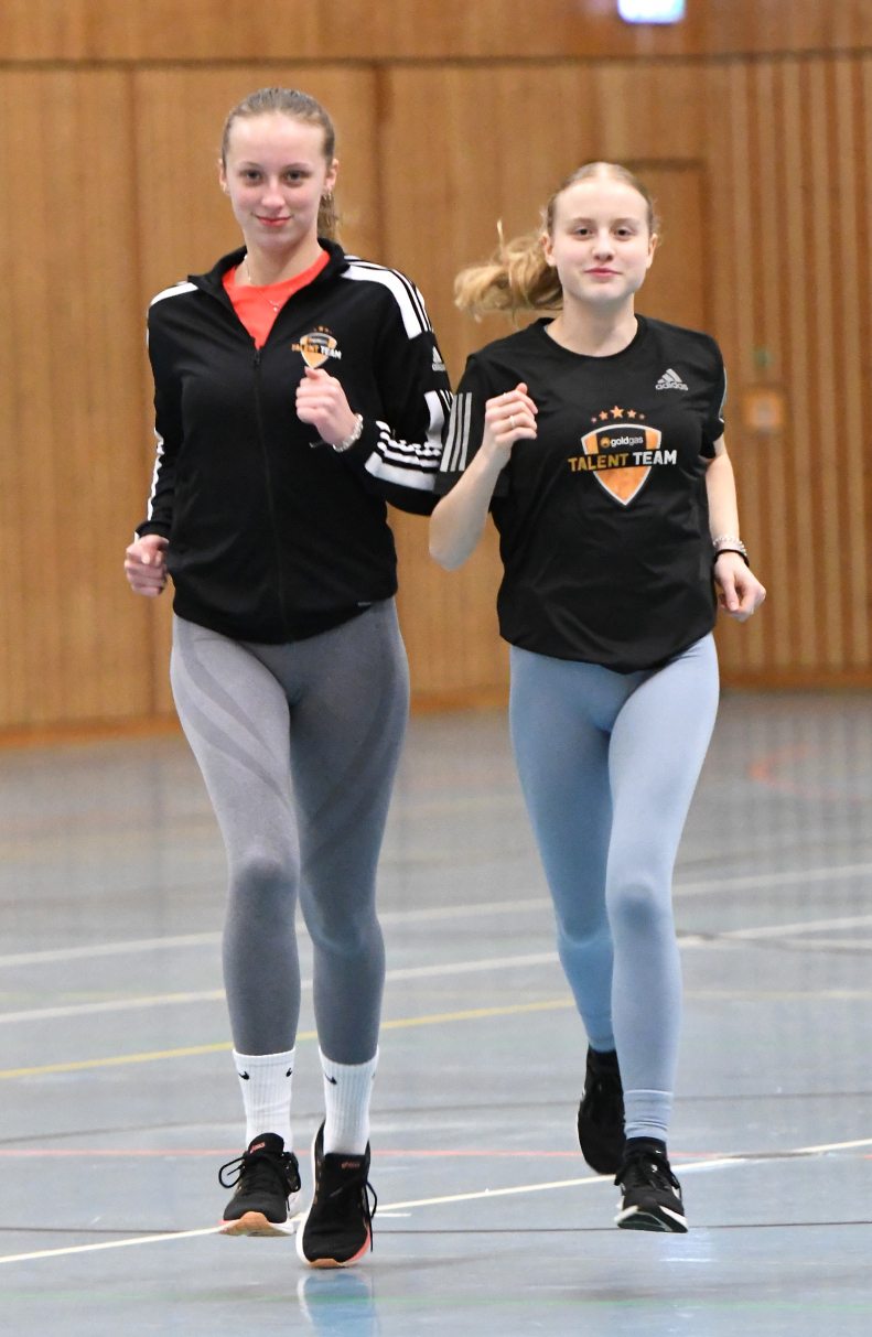 Internationaler Einsatz: im belgischen Louvain-la-Neuve gehen die beiden LAZ-Talente Sophie Martin (links) und Maja Bolinger beim U18-L&auml;nderkampf im Westfalenteam gegen die Nationalmannschaften Belgiens und der Niederlande an den Start. Foto: Bottin|||