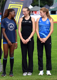 Sophie Martin (Mitte) vom LAZ Soest wird mit pers&ouml;nlicher Bestleistung von 3655 Punkten DM-Sechste im Siebenkampf. Links die F&uuml;nftplatzierte  Favour Adesokan (links, TV Wattenscheid), die zwei Punkte mehr erzielte. Rechts die Siebte,.Charlotte Jatzkowski vom TV Gladbeck. - Foto: Bottin|Trainer Harald Bottin und Sophie Martin. - Foto: Martin|Trainer Harald Bottin und Sophie Martin. - Foto: Martin|||
