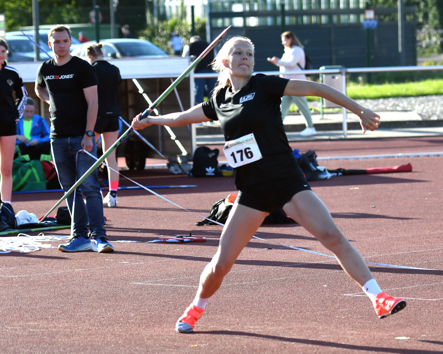 27,96 Meter und der Sieg bei der weiblichen Jugend U20: Mia Vollmer vom LAZ Soest feierte ihr Deb&uuml;t mit dem 600-Gramm-Speer. Foto: Bottin