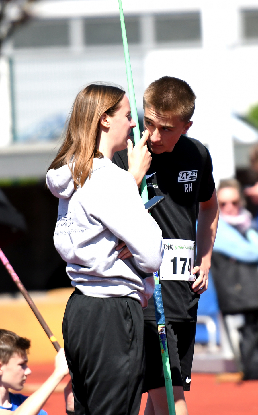 M14-Athlet Raphael Hesse in Werl mit LAZ-Trainerin Annika Straub. Foto: Bottin