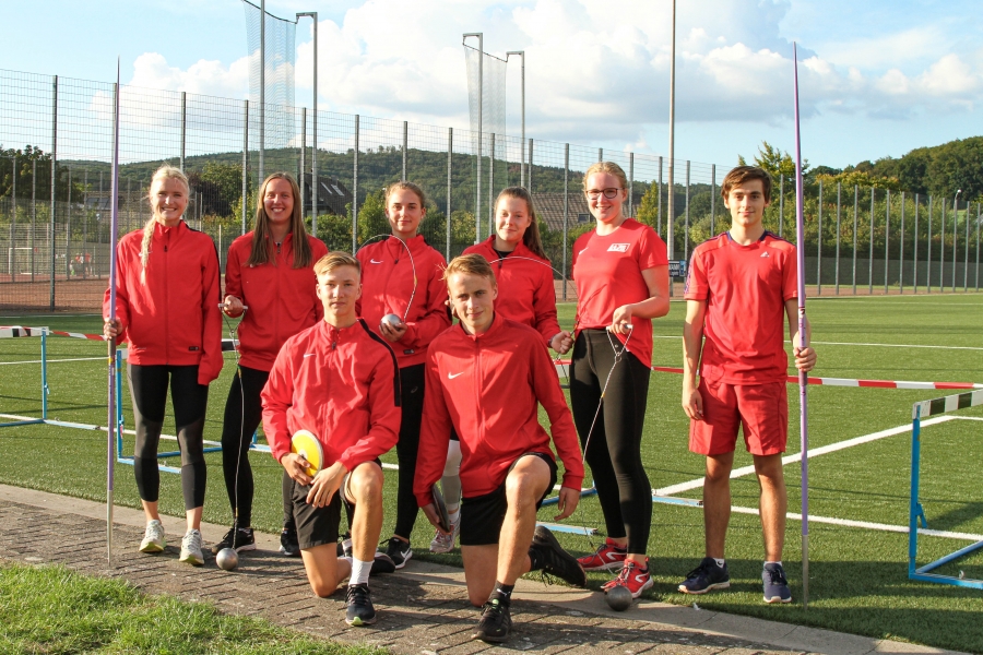 Die roten Teufel von links oben: Sofia Falkenberg, Annika Straub, Jana Klee, Lea Rogge, Antonia B&ouml;ttiger, Philipp Kuchinke unten links: Justus Klingenburg, Noah Lak&auml;mper