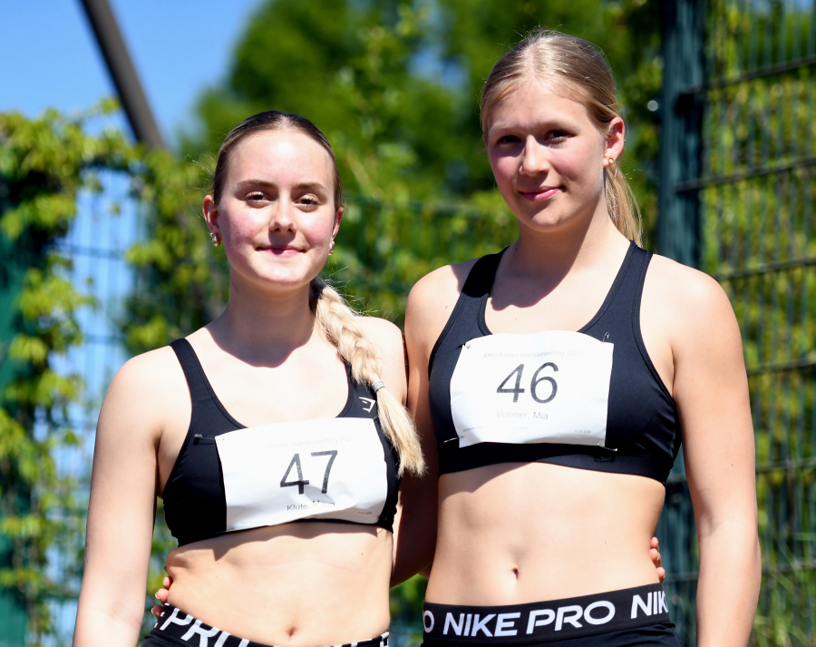 Die beiden U-20-Athletinnen Maya Klute (links) und Mia Vollmer vom LAZ Soest absolvierten in Attendorn Tests im Kugelsto&szlig;en und Weitsprung. Foto: Bottin