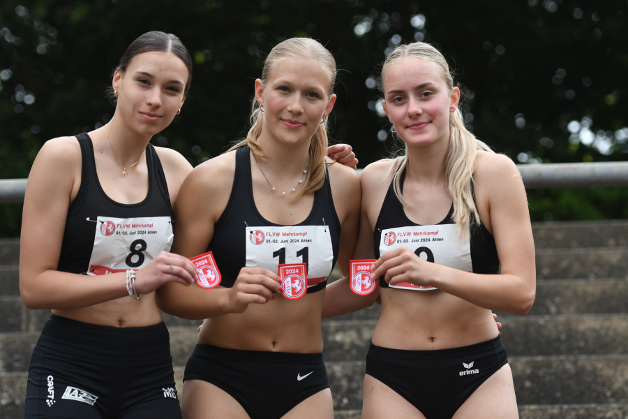 Mannschafts-Westfalenmeister im Siebenkampf der U18: Mathilda Grienitz, Mia Vollmer und Maya Klute (v.l.n.r.) vom LAZ Soest erreichten bei den Titelk&auml;mpfen in Ahlen 10.816 Punkte. Foto: Bottin