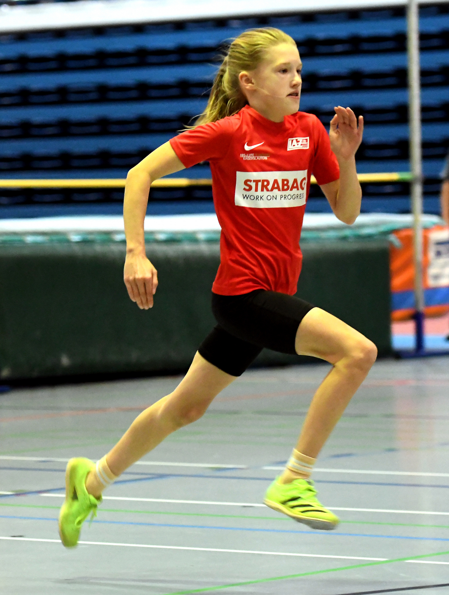 Schnell unterwegs: W11-Sportlerin Sophie Bornemann vom LAZ Soest legte die 60 Meter in Bielefeld in 9,86 Sekunden zur&uuml;ck. Foto: Bottin