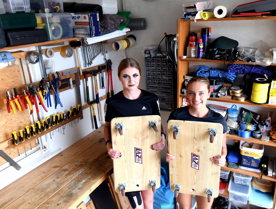 Anna-Lena (links) und Zoe vom LAZ Soest pr&auml;sentieren in der vereinseigenen Werkstatt im Schulzentrum selbstgebaute Rollbretter.