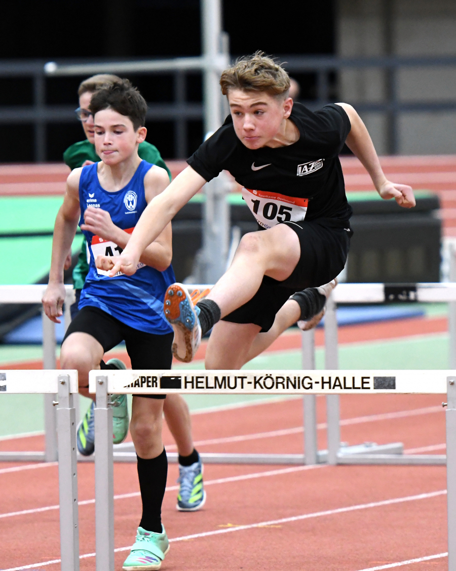 Starker Auftritt: M12-Sportler Michel Bottin (rechts) vom LAZ Soest setzte sich mit pers&ouml;nlicher Bestleistung &uuml;ber 60-Meter-H&uuml;rden souver&auml;n gegen Leonas Czeranka (TV Werne, links) durch. Foto: Bottin
