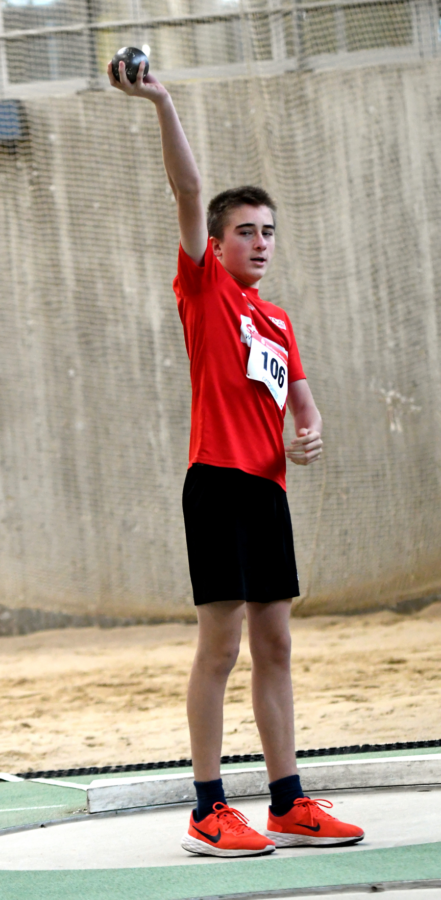 Blieb mit der Vier-Kilo-Kugel mit 9,90 Meter nur knapp hinter seiner erst k&uuml;rzlich erzielten Bestmarke (10,11 Meter) zur&uuml;ck: (Noch) M13-Sportler Rafael Hesse vom LAZ Soest. Foto: Bottin