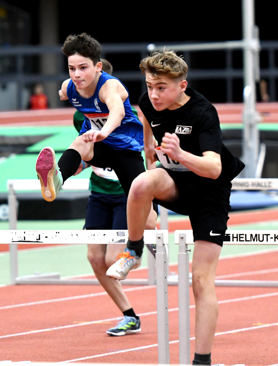 Starker Auftritt: M12-Sportler Michel Bottin (rechts) vom LAZ Soest setzte sich mit pers&ouml;nlicher Bestleistung &uuml;ber 60-Meter-H&uuml;rden souver&auml;n gegen Leonas Czeranka (TV Werne, links) durch. Foto: Bottin