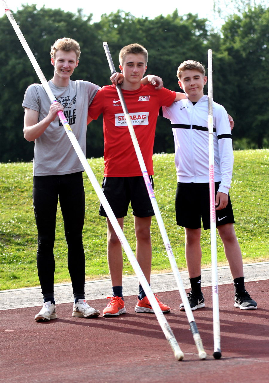 Erfolgreiches Stabhochsprung-Trio des LAZ Soest (von links): Jonas Dorenkamp, Rafael Hesse und Michel Bottin beim zweiten Meeting des Jahres im Soester Schulzentrum. Rafael Hesse (M14) und Michel Bottin (M13) f&uuml;hren die Landesbestenlisten in ihren Altersklassen an. Foto: Bottin