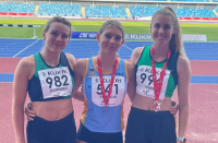 Laura Vo&szlig; (rechts) mit ihren neuen Vereinskameradinnen Esme Grace Pounder (links) und Carys Lily Francis vom City of York AC.|||