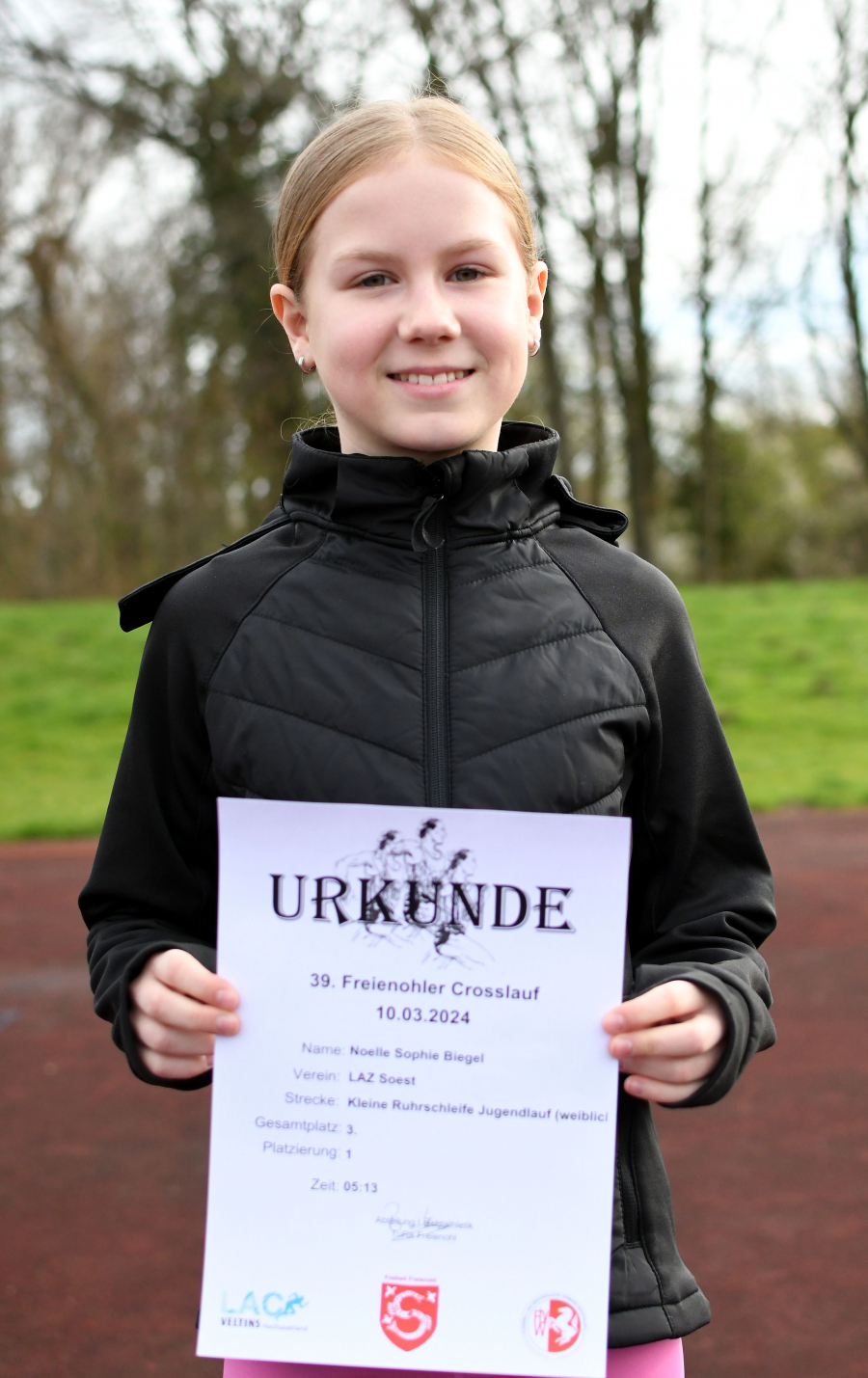 W11-Sportlerin Noelle Sophie Biegel vom LAZ Soest feierte beim 39. Freienohler Crosslauf einen &uuml;berlegenen Sieg &uuml;ber 1200 Meter. Foto: Bottin