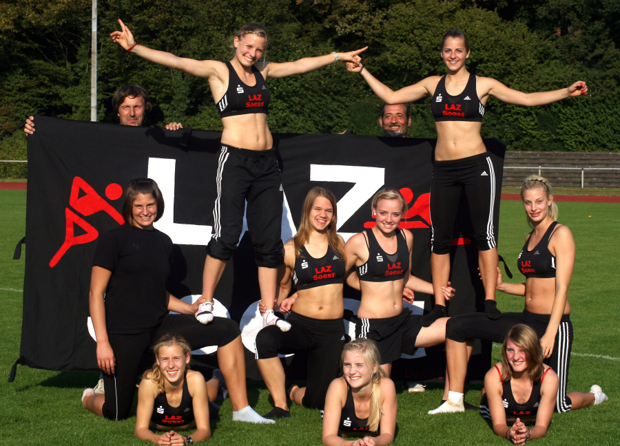 Topergebnis: Die weibliche U18 des LAZ Soest wurde 2009 in G&uuml;tersloh mit einem Spitzenresultat westf&auml;lischer Mannschafts-Vizemeister. Zum Team geh&ouml;rten: Laura Vo&szlig;, Sabrina Kummetat, Verena Gr&ouml;ne, Katrin Wendrich, Juliane N&uuml;bel, Jana Bergmann, Sofia Falkenberg, Anna Schulze-Wiehenbrauk und Lena Schulte. Foto: Bottin