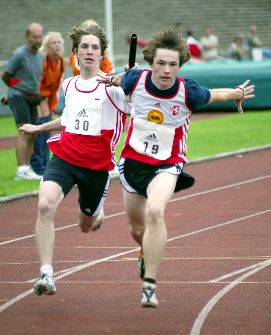 Der heutige LAZ-Vorsitzender Sebastian Moritz (rechts), hier 2006 beim U16-L&auml;nderkampf gegen die Niederlande in Gladbeck beim Staffelwechsel mit Johannes Volk vom LAC Veltins Hochsauerland, war zu Jugendzeiten einer der besten westf&auml;lischen Sprintern. Foto: Bottin