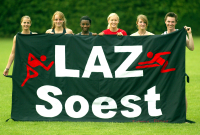 Bis heute Vereinsrekord: F&uuml;r die Deutschen Jugendmeisterschaften 2009 in Rhede qualifizierten sich sechs Sportlerinnen und Sportler des LAZ Soest (von links): Lena Schulte, Denise Oldenburg, Stefanie Trampe, Laura Vo&szlig;, Sabrina Kummetat und Sebastian Moritz. Foto: Bottin|Topergebnis: Die weibliche U18 des LAZ Soest wurde 2009 in G&uuml;tersloh mit einem Spitzenresultat westf&auml;lischer Mannschafts-Vizemeister. Zum Team geh&ouml;rten: Laura Vo&szlig;, Sabrina Kummetat, Verena Gr&ouml;ne, Katrin Wendrich, Juliane N&uuml;bel, Jana Bergmann, Sofia Falkenberg, Anna Schulze-Wiehenbrauk und Lena Schulte. Foto: Bottin|Ein Highlight in der LAZ-Historie: 2012 vertraten mit Falk Wendrich, Laura Vo&szlig; und Gina L&uuml;ckenkemper gleich drei Sportler des Vereins Deutschland beim traditionellen U20-Hallen-L&auml;nderkampf gegen Frankreich und Italien in Val-de-Reuil (Frankreich). Foto: Bottin|Einer der &uuml;berraschendsten Titel in der Vereinsgeschichte des LAZ Soest: 2016 wurde U16-Athletin Lukka Franke in Bremen Deutsche Meisterin im Stabhochsprung. Foto: Bottin|Mehrfache DM-Starterin und &uuml;ber Jahre die Nummer eins in Westfalen: Hammerwerferin Annika Straub vom LAZ Soest. Foto: Bottin|Der heutige LAZ-Vorsitzender Sebastian Moritz (rechts), hier 2006 beim U16-L&auml;nderkampf gegen die Niederlande in Gladbeck beim Staffelwechsel mit Johannes Volk vom LAC Veltins Hochsauerland, war zu Jugendzeiten einer der besten westf&auml;lischen Sprintern. Foto: Bottin|Stabhochsprunglegende Tim Lobinger am 28. Mai 2009 im Soester Schulzentrum mit den LAZ-Sportlerinnen (von links) Kira Bergermann, Alina Watermann, Stefanie Trampe, Laura Watermann und Anna Schulze-Wiehenbrauk. Foto: Bottin|Live-Interview mit Siggi Heinrich im Olympiastadion von Barcelona: Direkt nach ihrem 200-Meter-Vorlauf bei den U20-Weltmeisterschaften stand Gina L&uuml;ckenkemper dem Eurosport-Kultreporter Rede und Antwort. Foto: Moritz|||
