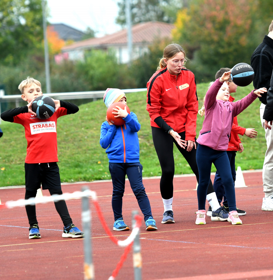 Beim beidh&auml;ndigen Sto&szlig;en des 1-Kilo-Medizinballes zeigten einige Kinder bereits viel Talent. Foto: Bottin