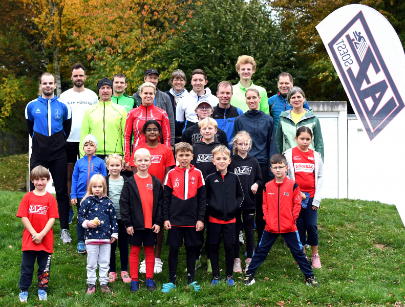 Rund 30 Teilnehmer waren beim Sportabzeichentag des LAZ Soest im Schulzentrum am Start. Foto: Bottin|Start zum 30-Meter-Sprint stand f&uuml;r die J&uuml;ngsten beim Sportabzeichentag des LAZ Soest im Schulzentrum auf dem Programm. Foto: Bottin|Beim beidh&auml;ndigen Sto&szlig;en des 1-Kilo-Medizinballes zeigten einige Kinder bereits viel Talent. Foto: Bottin|Weitsprung aus dem Stand war eine von zahlreichen Disziplinen beim Sportabzeichentag des LAZ Soest. Foto: Bottin|Beim beidh&auml;ndigen Sto&szlig;en des 1-Kilo-Medizinballes zeigten einige Kinder bereits viel Talent. Foto: Bottin|||