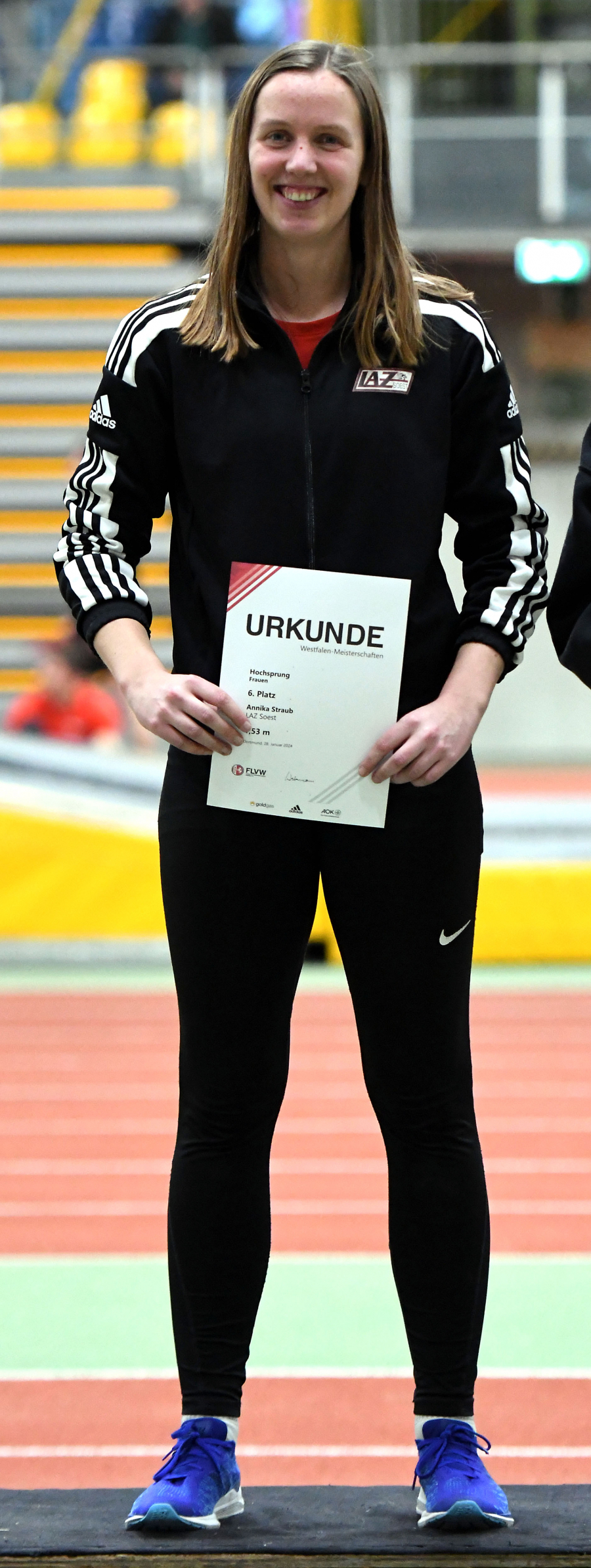 Tolle Steigerung: Annika Straub vom LAZ Soest verbesserte sich im Kugelsto&szlig;en um rund einen halben Meter und wurde mit 11,57 Metern Vize-Westfalenmeisterin bei den Frauen. Foto: Bottin