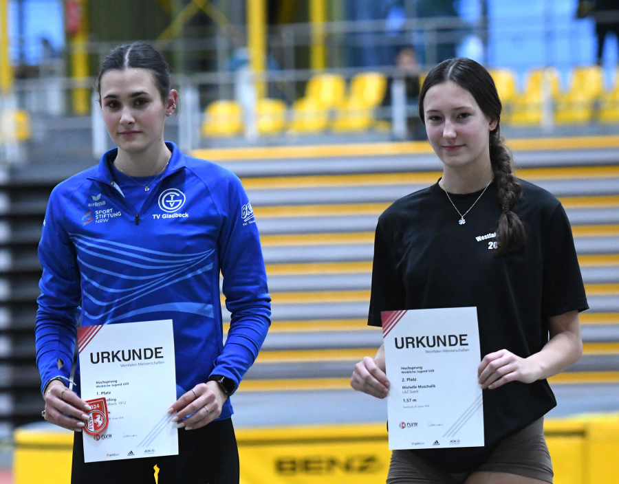 Nur die U20-Vize-Europameisterin im Siebenkampf, Pia Me&szlig;ing vom TV Gladbeck (links) war im Hochsprung besser als Michelle Muschalik (rechts) vom LAZ Soest. Die Wippringserin holte sich in Dortmund mit 1,57 Metern Westfalen-Silber bei der U20. Foto: Bottin