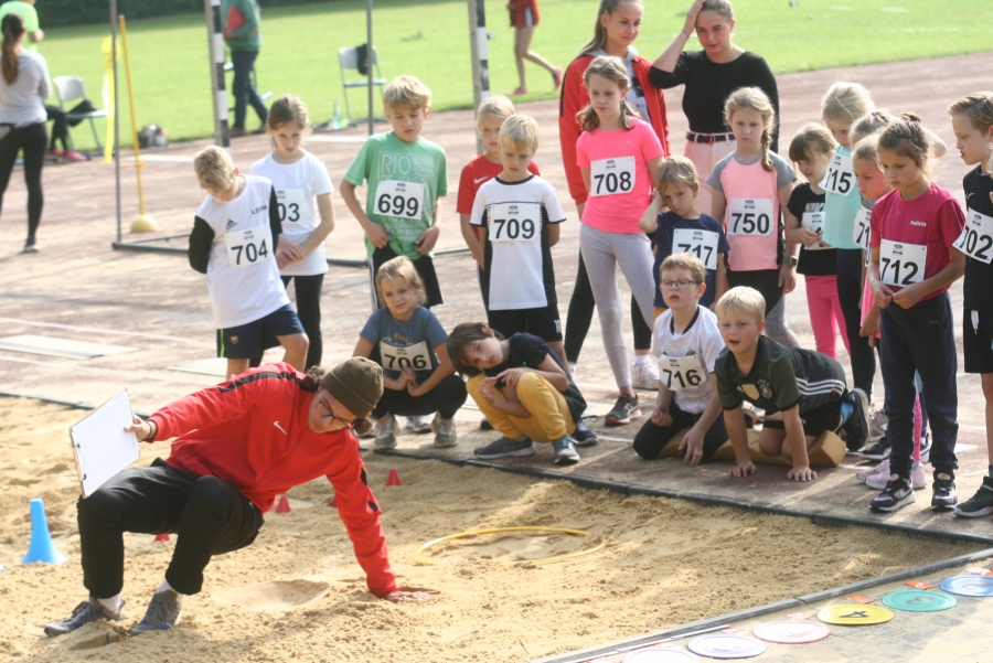 LAZ-Jugendwart Florian Wendt erkl&auml;rt die Kinderleichtathletik.