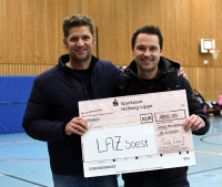 Dr. Dr. Marc Menzebach (links) und der LAZ-Vorsitzende Sebastian Moritz bei der &Uuml;bergabe des symbolischen Spendenschecks. Foto: Bottin|||