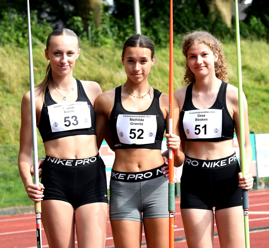 &Uuml;berzeugender Wettkampf in Witten: Das U16-Trio Sophie Martin, Mathilda Grienitz und Gesa Blesken (v.l.) vom LAZ Soest freute sich &uuml;ber tolle neue Bestleistungen. - Foto: Bottin