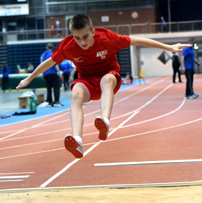 M12-Sportler Rafael Hesse vom LAZ Soest siegte in Bielefeld im Weitsprung mit 4,48 Meter. Foto: Bottin|Pers&ouml;nliche Bestleistung: Rafael Hesse vom LAZ Soest steigerte sich im Hochsprung der Altersklasse M12 auf 1,41 Meter im Hochsprung. Foto: Bottin|Mit pers&ouml;nlicher Bestleistung auf Platz zwei: W11-Sportlerin Marie Rustemeyer vom LAZ Soest sprintete die 50 Meter in Bielefeld in ausgezeichneten 7,78 Sekunden. Foto: Bottin|Mit pers&ouml;nlicher Bestleistung auf Platz zwei: W11-Sportlerin Marie Rustemeyer vom LAZ Soest sprintete die 50 Meter in Bielefeld in ausgezeichneten 7,78 Sekunden.|Doppelsiegerin in Bielefeld: Noelle Biegel (W10) vom LAZ Soest setzte sich im 50-Meter-Sprint und im Weitsprung mit starken Leistungen durch. Foto: Bottin|Doppelsiegerin in Bielefeld: Noelle Biegel (W10) vom LAZ Soest setzte sich im 50-Meter-Sprint und im Weitsprung mit starken Leistungen durch.|||