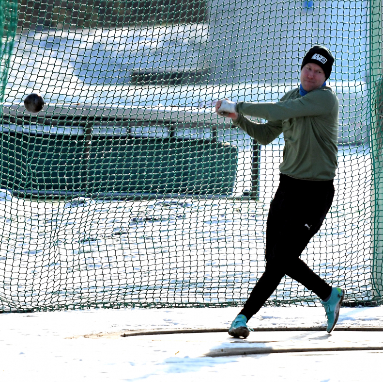 Hammerwurfdeb&uuml;t: Dr. Moritz Biegel (M40) vom LAZ Soest schleuderte das 7,257 Kilo schwere Wurfger&auml;t auf 23,07 Meter. Foto: Bottin|Auf dem Weg zur Winterwurf-DM: Sandra Straub (W50) vom LAZ Soest &uuml;bertraf in Soest mit 30,07 Metern die 30-Meter-Marke. Foto: Bottin|Masters-Hammerwerfer und -werferinnen vom LAZ Soest unter sich: Margareta B&ouml;ttiger (W50, links) und Sandra Straub (rechts) nahmen ihren Mannschaftskameraden und Hammerwurfneuling Dr. Moritz Biegel (M40) in die Mitte. Foto: Bottin|Auf fremdem Terrain: M15-Mehrkampftalent Rafael Hesse vom LAZ Soest erreichte 30,64 Meter mit dem eher ungewohnten Wurfger&auml;t. Foto: Bottin|Nia Ferige (w. J. U18) vom LAZ Soest stieg mit 41,17 Meter in das neue Wettkampfjahr ein. Foto: Bottin|Hammerwurf-Deb&uuml;tant Til Jaschke ( M12) vom LAZ Soest erzielte mit 16,81 Meter eine gute Einstiegsweite. Foto: Bottin|Neues Wurfgewicht: Hannah Eppe (W14) vom LAZ Soest schleuderte den 3-Kilo-Hammer auf 25,08 Meter. Foto: Bottin|||
