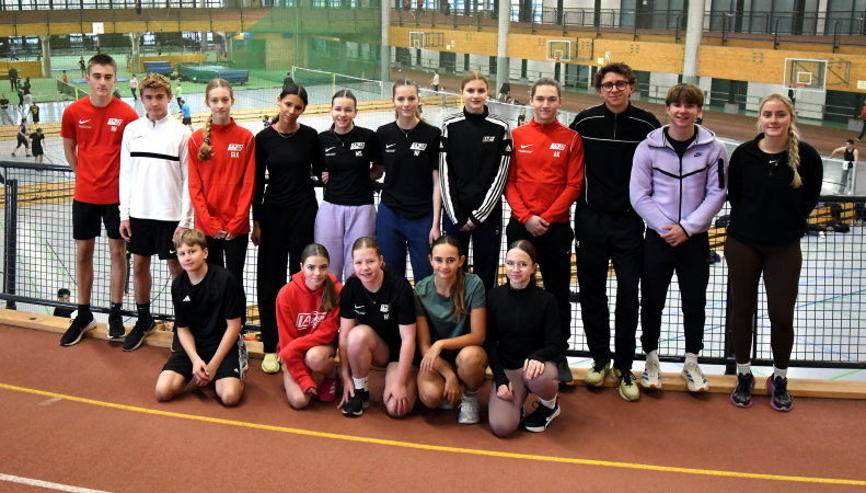 Die Sportlerinnen und Sportler des LAZ Soest auf der 200-Meter-Bahn im Ahorn-Sportpark. Foto: Bottin|||