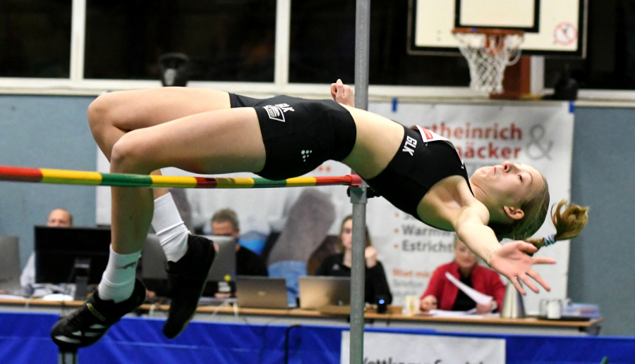 Greta Karsten vom LAZ Soest stellte in Clarholz in einer spannenden Konkurrenz mit 1,63 Metern eine neue deutsche Jahresbestleistung f&uuml;r die Altersklasse W14 auf. Foto: Bottin