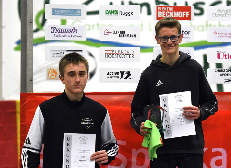 Platz zwei: Rafael Hesse (links) vom LAZ Soest musste sich in Clarholz in einem spannenden Duell mit dem Werler Ben Pathmann (rechts) trotz pers&ouml;nlicher Hallenbestleistung. Foto: Bottin