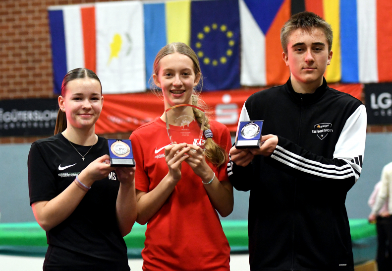 Erfolgreiche U16-Hochspringerinnen des LAZ Soest in Clarholz: Marlene Soer (links), Greta Karsten (Mitte) und Rafael Hesse (rechts) &uuml;berzeugten mit ausgezeichneten Leistungen. Foto: Bottin|Greta Karsten vom LAZ Soest stellte in Clarholz in einer spannenden Konkurrenz mit 1,63 Metern eine neue deutsche Jahresbestleistung f&uuml;r die Altersklasse W14 auf. Foto: Bottin|Zum richtigen Zeitpunkt kam sie in Fahrt und jubelte direkt nach dem 1. Versuch &uuml;ber &uuml;bersprungene 1,63 Meter. Foto: Bottin|Nia Ferige (links) sprang zur neuen Bestleistung von 1,63 Metern und Platz 3 in der U18. Foto: Reinhard|U20-Athletin Mia Vollmer (Mitte) vom LAZ Soest, hier mit der Drittplatzierten Carolin Evers (links, Werder Bremen) und Sophia Janning (rechts, LG Coesfeld). Foto: Bottin|Rafael Hesse (M14) bei seinem Versuch &uuml;ber 1,62 Metern: Hier war noch Luft nach oben und am Ende des Tages standen f&uuml;r ihn 1,76 Meter zu Buche. Foto: Reinhard|Platz zwei: Rafael Hesse (links) vom LAZ Soest musste sich in Clarholz in einem spannenden Duell mit dem Werler Ben Pathmann (rechts) trotz pers&ouml;nlicher Hallenbestleistung. Foto: Bottin|Marlene Soer (W15) kam mit 1,52 Meter um zwei Zentimeter an ihre pers&ouml;nliche Bestleistung ran und sicherte sich Platz 3. Aufgrund eines Trainingsr&uuml;ckstands geht sie in der Hallensaison nur im Hochsprung an den Start. Foto: Reinhard|||
