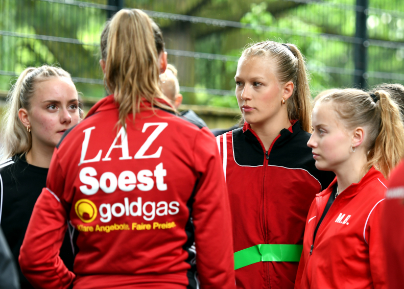 Anspannung vor dem Callroom: Das U18-Staffelteam des LAZ Soest, v.l. Maya Klute, Sophie Martin (mit dem R&uuml;cken zur Kamera), Mia Vollmer und Maja Bolinger, kurz vor ihrem Einsatz bei den Deutschen Meisterschaften im M&ouml;nchengladbacher Grenzlandstadion. Foto: Bottin|||