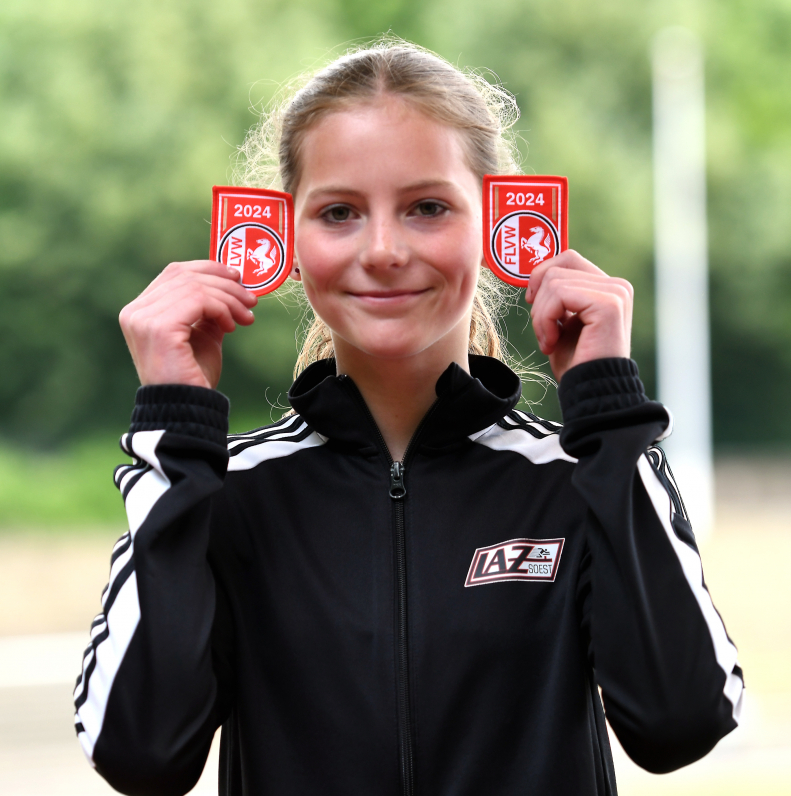 Nia Ferige ist einfach nicht zu stoppen: In Gladbeck holte die W14-Sportlerin des LAZ Soest bereits ihre Westfalenmeistertitel Nummer vier und f&uuml;nf in dieser Saison. Foto: Bottin|10,26 Meter: U18-Athletin Maya Klute vom LAZ Soest wurde Siebte der westf&auml;lischen Titelk&auml;mpfe im Dreisprung. Foto: Bottin|Vize-Westfalenmeisterinnen: Das U18-Quartett des LAZ Soest, v.l.n.r. Sophie Martin, Maya Klute, Mia Vollmer und Maja Bolinger, holte hinter der                            Startgemeinschaft Olpe-Lennestadt-Fretter Silber &uuml;ber 4 x 100 Meter. Foto: Bottin|Dritte Kraft in Westfalen: Hinter der LG Olympia Dortmund und dem TV Wattenscheid holte das U18-Staffelteam des LAZ Soest, mit v.l.n.r. Levi Klute, Moritz Langenscheidt,                             Matthis Eckhoff und David Stracke die Bronzemedaille &uuml;ber 4 x 100 Meter. Foto: Bottin|Stark &uuml;ber die H&uuml;rden: In 14,50 Sekunden verpasste Mehrk&auml;mpferin Laura Vo&szlig; vom LAZ Soest als Vierte bei den Frauen nur knapp ihre pers&ouml;nliche Bestzeit &uuml;ber 100-Meter-H&uuml;rden. Foto: Bottin|U18-Athletin Zoe Grond vom LAZ Soest legte die 1500 Meter in Gladbeck in 5:14,45 Minuten zur&uuml;ck. Foto: Bottin|Johanna B&ouml;ttiger (links) vom LAZ Soest wurde mit 33,41 Metern Vierte im Diskuswurf der weibl. Jugend U20. Rechts die F&uuml;nfte, Marie Schulte im Walde von der LG Olympia Dortmund. Foto: Bottin|Maya Klute vom LAZ Soest legte die 100-Meter-H&uuml;rden bei der weibl. Jugend U18 ins 16,02 Sekunden zur&uuml;ck. Foto: Bottin|||