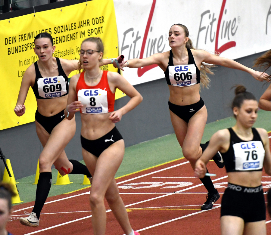 Maya Klute (Nr. 606) &uuml;bergibt den Staffelstab beim zweiten Wechsel an ihre Mannschaftskameradin Delia Ponomarenko (Nr. 609) . Das Quartett des LAZ Soest                            beendete das Rennen &uuml;ber 4 x 200 Meter im dritten von sechs Zeitendl&auml;ufen als Dritter in 1:47,06 Minuten. Foto: Bottin