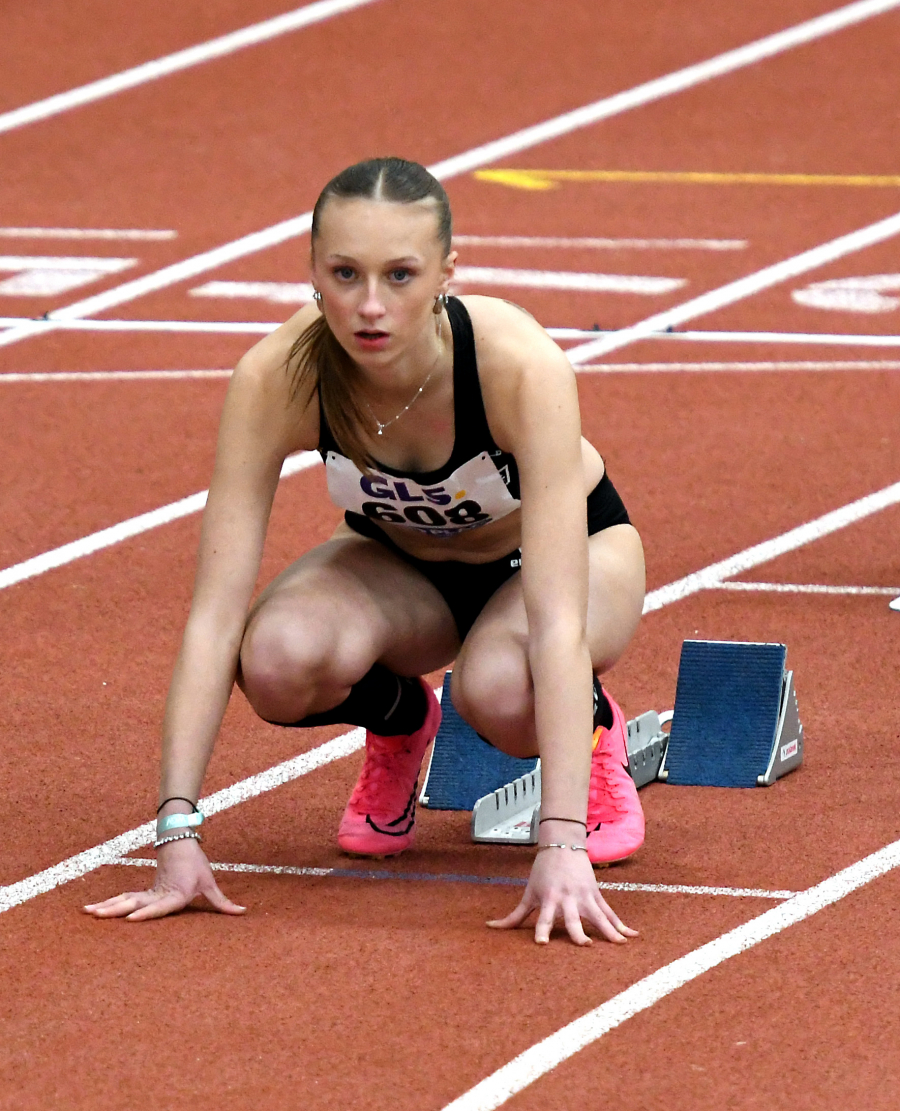 War bei der Jugend-Hallen-DM in Dortmund wegen einer Erk&auml;ltung nicht hundertprozentig fit. Als vermutlich j&uuml;ngste Starterin der Titelk&auml;mpfe ab-                            solvierte die 15-j&auml;hrige Sophie Martin vom LAZ Soest zwei Rennen &uuml;ber 200 Meter im Einzel und als Schlussl&auml;uferin in der Staffel. Foto: Bottin