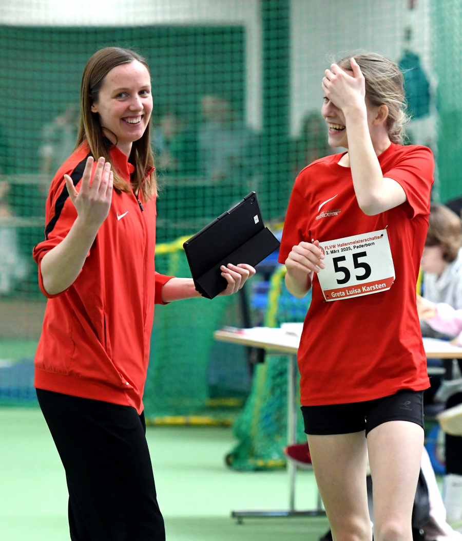 Sie kann es kaum fassen: Greta Karsten (W13) nach ihrem sensationellen Sprung &uuml;ber 1,65 Meter mit Trainerin Annika Straub. Foto: Bottin