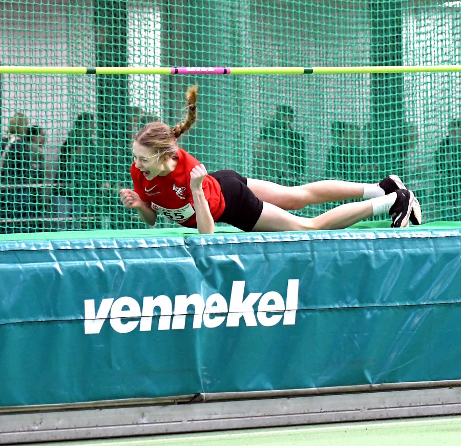Freude und Jubel schon auf der Sprungmatte: Greta Karsten (W13) meisterte sensationelle 1,65 Meter im Hochsprung. Foto: Bottin