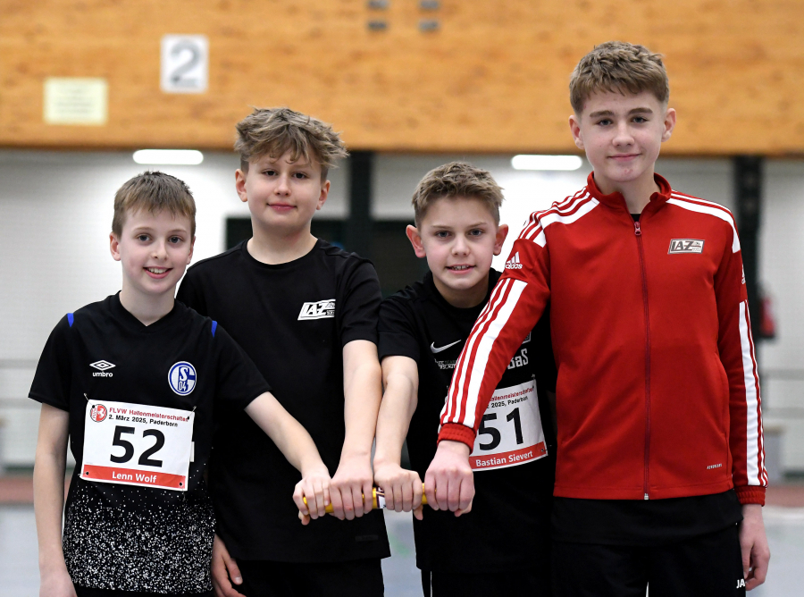 In 59,04 Sekunden Platz sechs &uuml;ber 4 x 100 Meter: Die U14-Jungen des LAZ Soest mit v.l.n.r. Lenn Wolf, Malte Langenscheidt, Bastian Sievert und Michel Bottin. Foto: Bottin