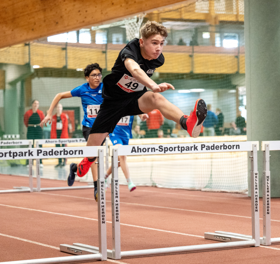 Wimpernschlagfinale: Michel Bottin vom LAZ Soest - hier im Vorlauf - wurde Vize-Westfalenmeister der M13 &uuml;ber 60-Meter-H&uuml;rden. Foto: Marcus Bottin