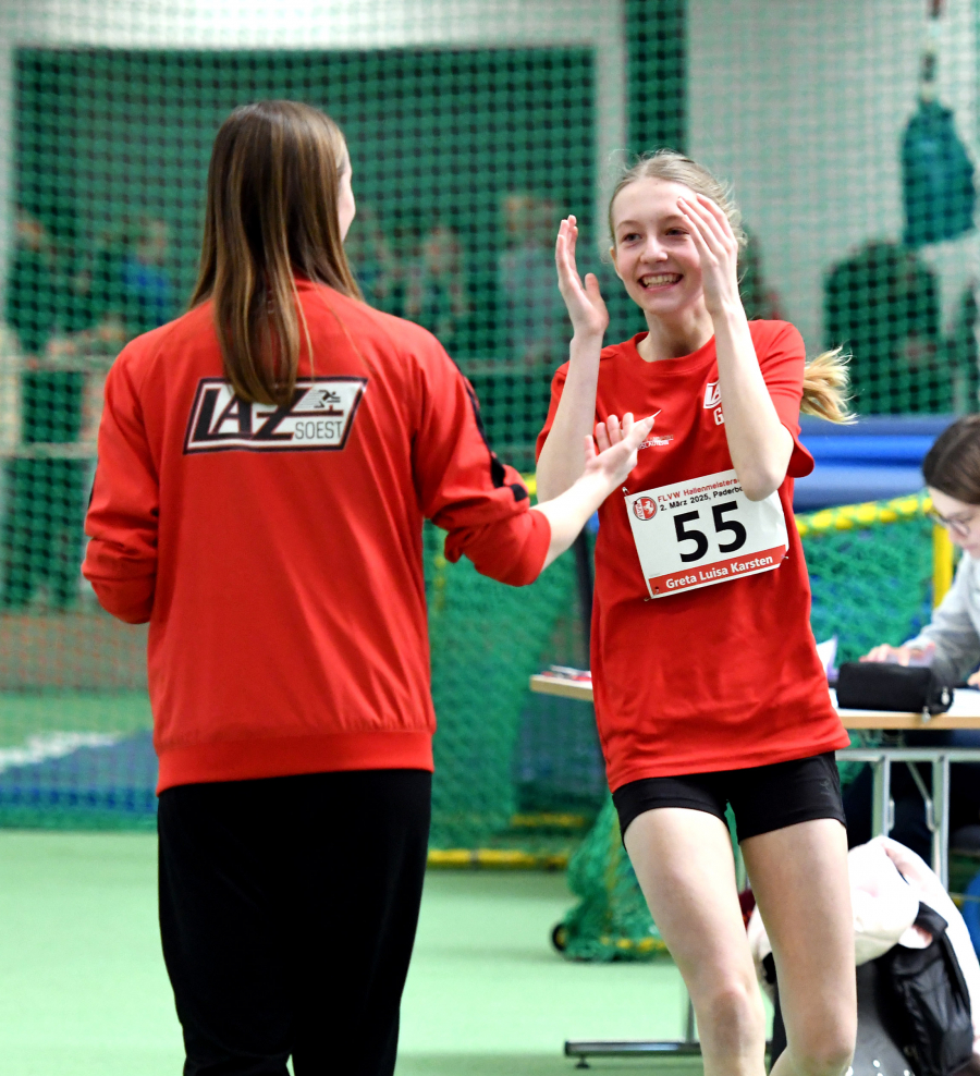 Sie kann es kaum fassen: Greta Karsten (W13) nach ihrem sensationellen Sprung &uuml;ber 1,65 Meter mit Trainerin Annika Straub. Foto: Bottin
