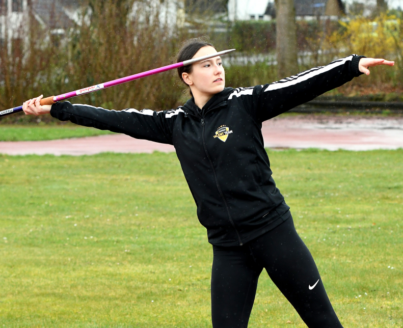 U16-Athletin Mathilda Grienitz vom LAZ Soest gewann in R&uuml;then den Hochsprungwettbewerb mit 1,50 Metern. - Foto: Bottin|Michelle Muschalik vom LAZ Soest setzte sich in R&uuml;then mit starken 39,37 Metern im Speerwurf bei der weiblichen Jugend B durch. - Foto: Bottin|||