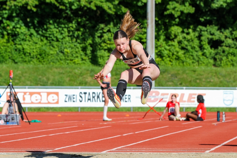 Marlene Soer beim Weitsprung. Foto: Reinhard