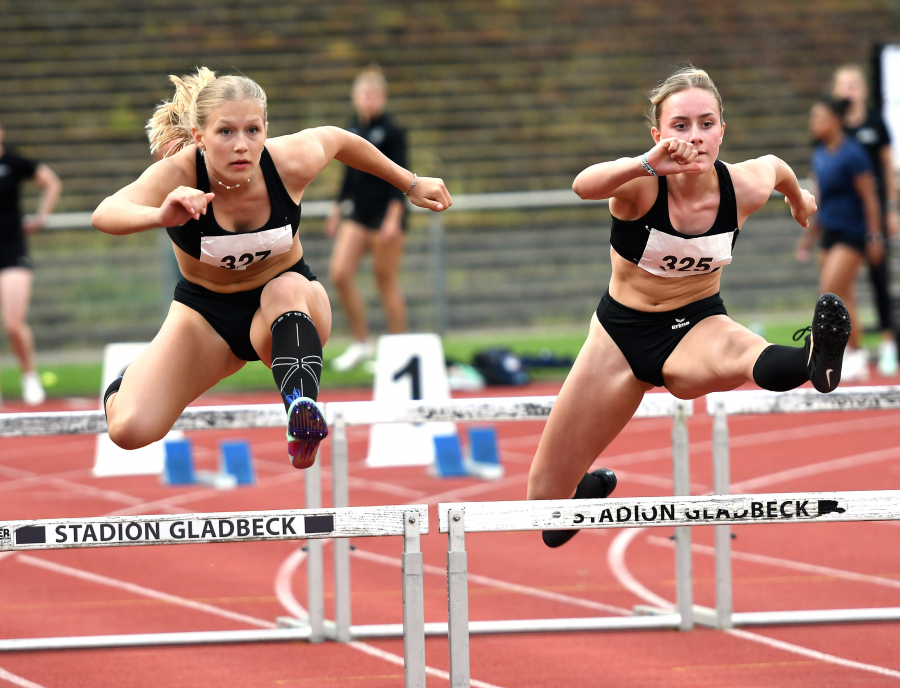 Die U18-Athletinnen Maya Klute (rechts) und Mia Vollmer vom LAZ Soest erzielten &uuml;ber die 100-Meter-H&uuml;rden 16,26 Sekunden bzw. 17,06 Sekunden. Foto: Bottin