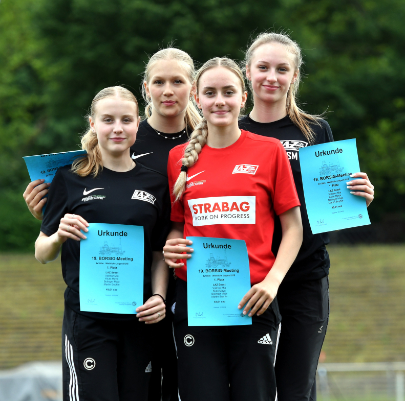 Lauf in die deutsche Spitzenklasse: mit 48,61 Sekunden sind Maja Bolinger, Mia Vollmer, Maya Klute und Sophie Martin (von links) vom LAZ Soest bundesweit das viertschnellste U18-Staffelquartett &uuml;ber 4 x 100 Meter. Foto: Bottin|LAZ-Mehrk&auml;mpferin Laura Vo&szlig; erzielte in Gladbeck 5,85 Meter im Weitsprung. Foto: Bottin|Zwei DM-Normen: W45-Athletin Ines Rustemeyer vom LAZ Soest qualifizierte sich &uuml;ber 100 Meter und 200 Meter f&uuml;r die Deutschen Meisterschaften. Foto: Bottin|Die U18-Athletinnen Maya Klute (rechts) und Mia Vollmer vom LAZ Soest erzielten &uuml;ber die 100-Meter-H&uuml;rden 16,26 Sekunden bzw. 17,06 Sekunden. Foto: Bottin|Erneute Steigerungen: U18-Sportler Matthis Eckhoff vom LAZ Soest lief in Gladbeck zum wiederholten Mal in dieser Saison pers&ouml;nliche Bestzeiten &uuml;ber 100 Meter und 200 Meter. Foto: Bottin|Freude &uuml;ber ein tolles Staffelresultat: Das U18-Quartett, (von links) Maja Bolinger, Mia Vollmer, Sophie Martin und Maya Klute, lief                             mit 48,61 Sekunden &uuml;ber 4 x 100 Meter in die deutsche Spitzenklasse. Foto: Bottin|Dritter und letzter Wechsel &uuml;ber 4 x 100 Meter zwischen Levi Klute (rechts) und David Stracke. Die m&auml;nnliche U18-Staffel                             des LAZ Soest erzielte beim Borsigmeeting in Gladbeck 45,66 Sekunden. Foto: Bottin|LAZ-Sportlerin Annika Straub sprang im Stadion Gladbeck 4,51 Meter weit. Foto: Bottin|So schnell wie nie: U18-Sportler Moritz Langenscheidt steigerte sich &uuml;ber 100 Meter (12,09 Sekunden) und 200 Meter (24,70 Sekunden). Foto: Bottin|Schon wieder zwei neue "Hausrekorde": Matthis Eckhoff (U18) sprintete in Gladbeck Bestzeiten &uuml;ber 100 Meter (11,78 Sekunden) und 200 Meter (23,78 Sekunden). Foto: Bottin|Steigerte sich &uuml;ber 100 Meter auf 12,33 Sekunden: U18-Sportler Levi Klute. Foto: Bottin|Neue pers&ouml;nliche Bestleistung: U20-Speerwerferin Michelle Muschalik steigerte sich mit dem 600-Gramm-Speer auf 36,89 Meter. Foto: Bottin|16,83 Sekunden &uuml;ber 110-Meter-H&uuml;rden: U18-Sportler Levi Klute. Foto: Bottin|Am ersten Hindernis noch leicht in Front: Am Ende musste U18-Sportlerin Mia Vollmer (links) aber ihrer Vereinskameradin Maya Klute                            &uuml;ber 100-Meter-H&uuml;rden in 17,06 Sekunden zu 16,26 Sekunden den Vortritt lassen. Foto: Bottin|||