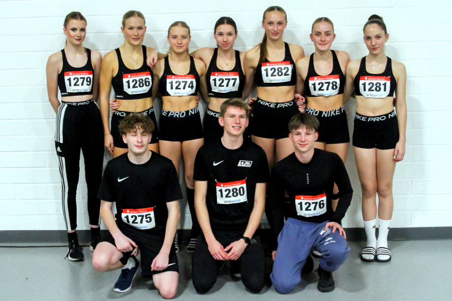 Das Team des LAZ Soest erzielte in der Dortmunder Helmut-K&ouml;rnig-Halle zahlreiche pers&ouml;nliche Bestmarken mit zum Teil landesweiten Topplatzierungen: Stehend von links: Anna-Lena Knappk&ouml;tter, Mia Vollmer, Maja Bolinger, Mathilda Grienitz, Sophie Martin, Maya Klute und Anna Lehde. Vorne hockend von links: Martin Brewe, Moritz Langenscheidt und Matthis Eckhoff. Foto: Reinhard