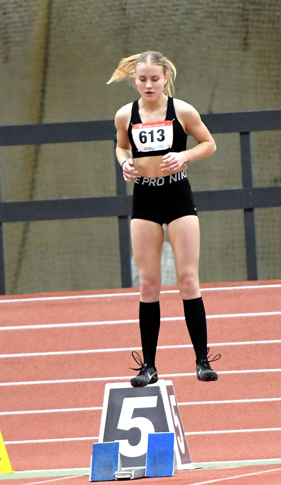 Hoch hinaus: W15-Sprinterin Maja Bolinger vom LAZ Soest ist derzeit nicht nur Westfalens Nummer eins &uuml;ber 60 Meter. Seit dem vergangenen Wochenende liegt die Oestinghausenerin auch im Hochsprung mit Rang zwei landesweit auf einer vorderen Position. Foto: Bottin