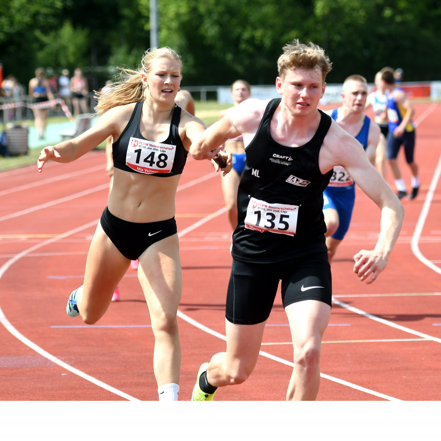 Stabwechsel in der 4 x 200 - Meter - Mixed - Staffel zwischen Mia Vollmer und Moritz Langenscheidt. Das Quartett des LAZ Soest, zu dem noch Matthis Eckhoff und Maj Bolinger geh&ouml;ren, gewann wie im Vorjahr Westfalen-Bronze. Foto: Bottin