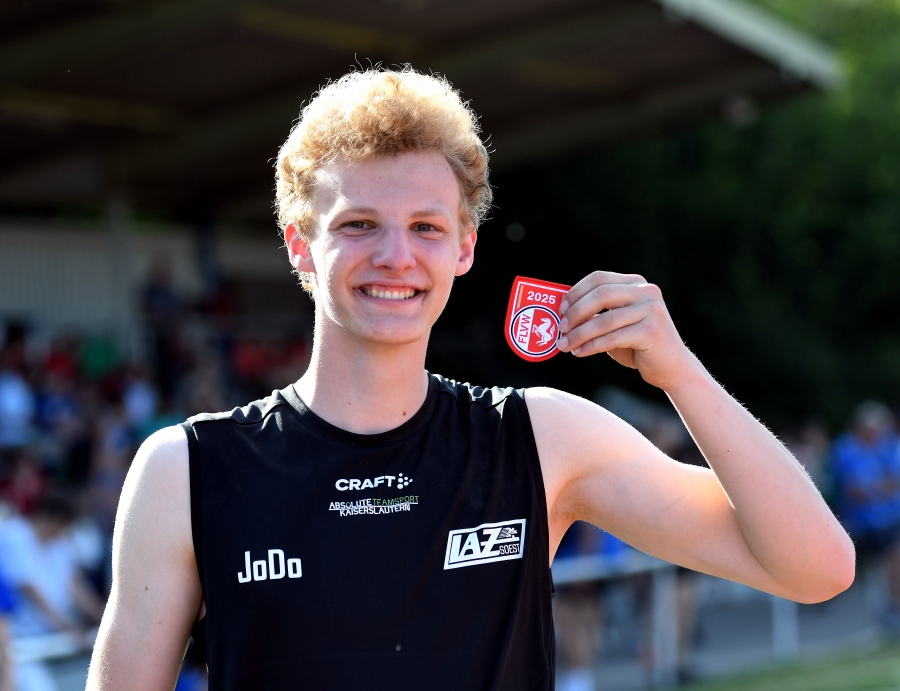 Strahlender Westfalenmeister: U20-Athlet Jonas Dorenkamp vom LAZ Soest pr&auml;sentiert nach seinem Sieg im Stabhochsprung stolz das "Westfalenpferdchen". Foto: Bottin